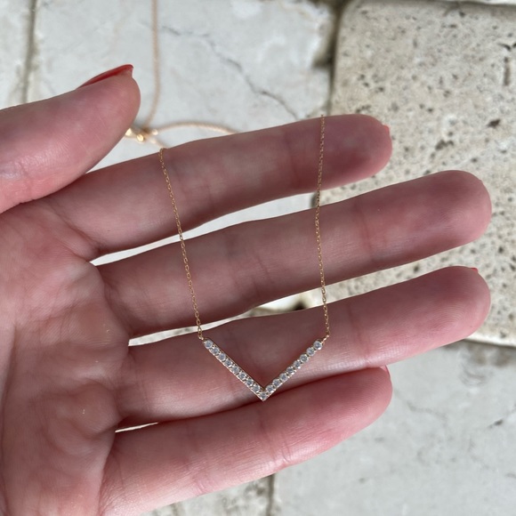 V-Shaped diamond necklace - Picture 2 of 4